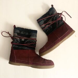 Toms Aztec style leather moccasin lace up boots size 6